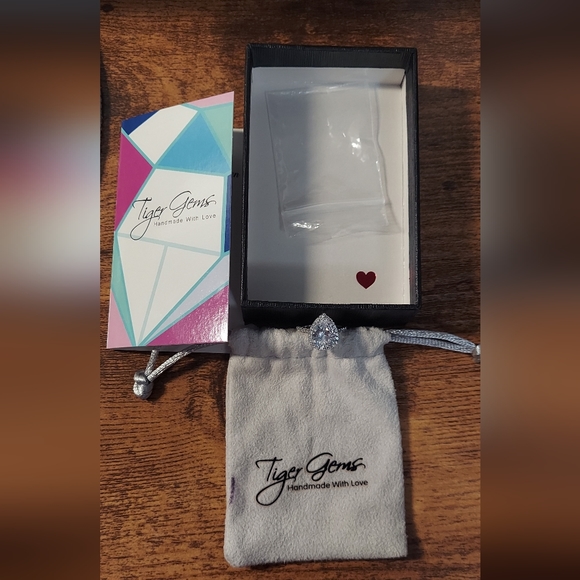 Tiger Gems 3.5 ctw Pear Halo Ring Size 4. Diamond Simulant. NWOT! - Picture 13 of 13